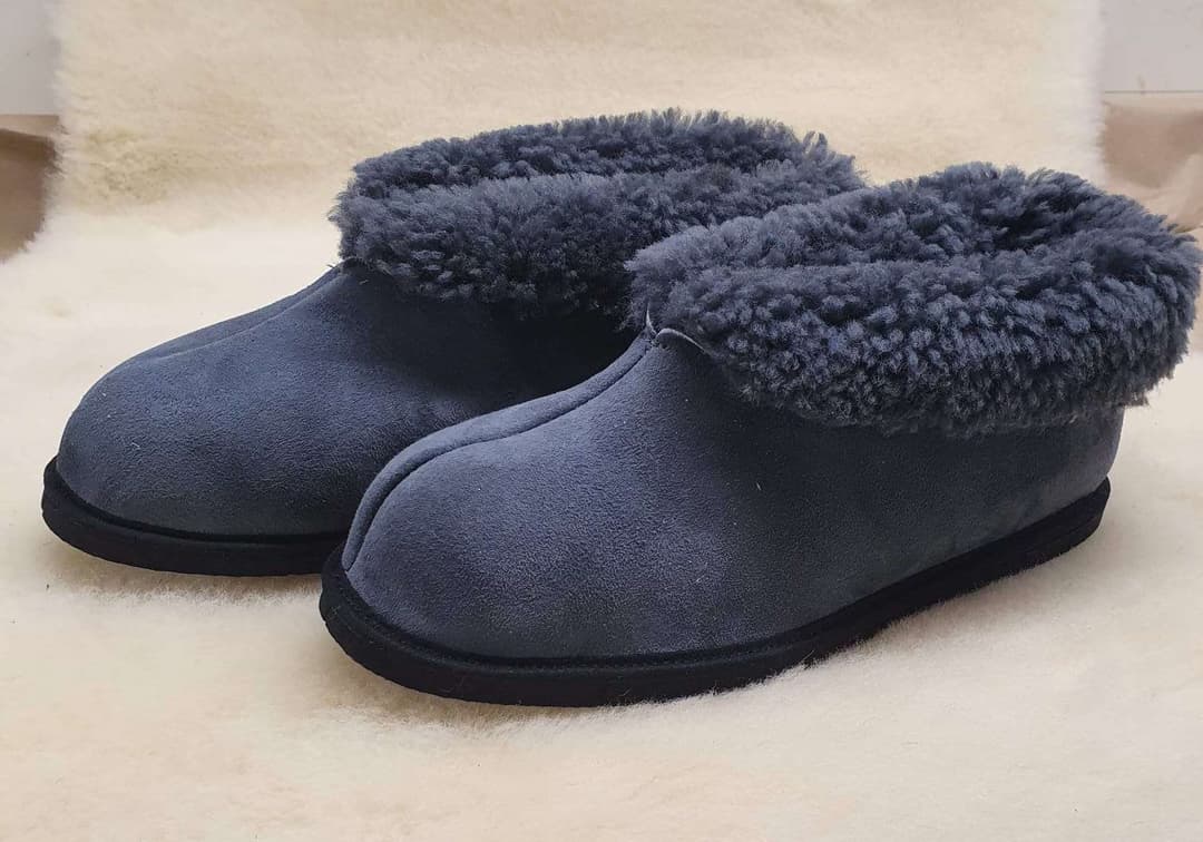 Slipper with 3 diffrent colours, dark blue, grey and scarlett